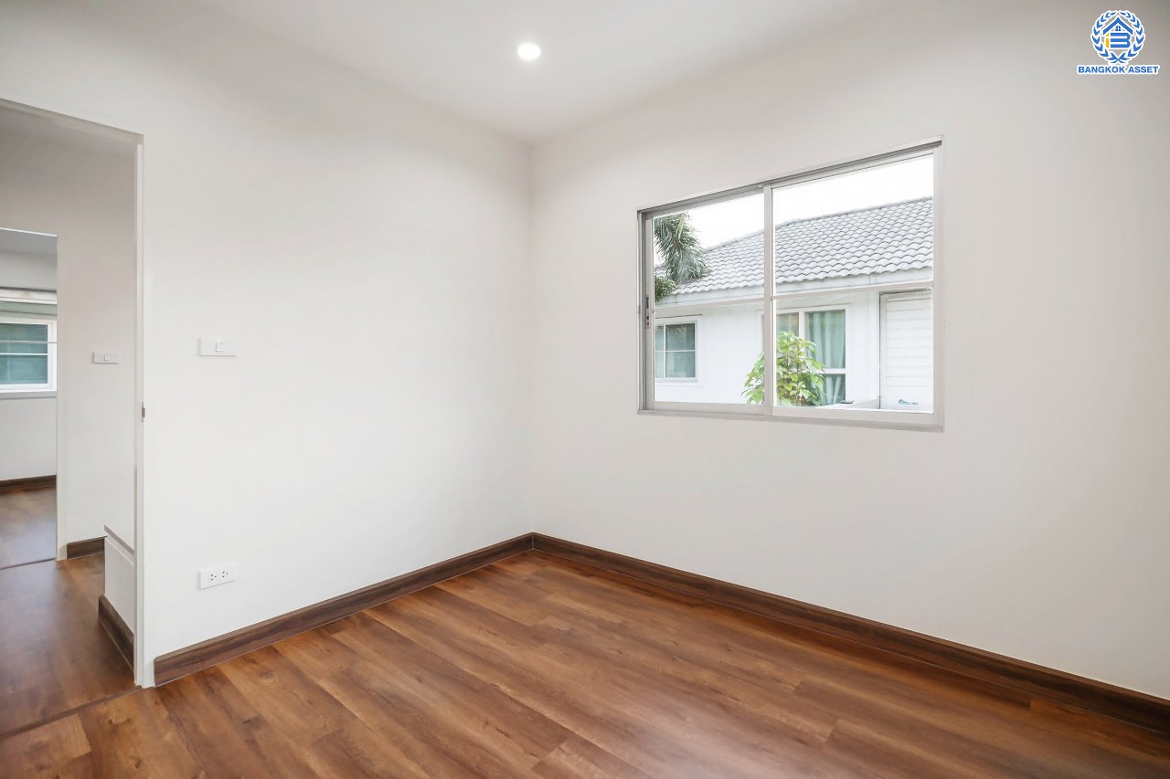 บ้านมือสองตกแต่งใหม่ โครงการ พฤกษ์ลดา ติวานนท์-ราชพฤกษ์ แบรนด์ L&H เนื้อที่ 55.50 ตร.ว. ฟังก์ชัน 3 ห้องนอน 3 ห้องน้ำ จอดรถได้ 2 คัน บนทำเลติดใหญ่ ถนน 345 ต่อเนื่อง ถ.ราชพฤกษ์ เชื่อมต่อหลายเส้นทาง ใกล้ทางด่วน "ศรีสมาน"